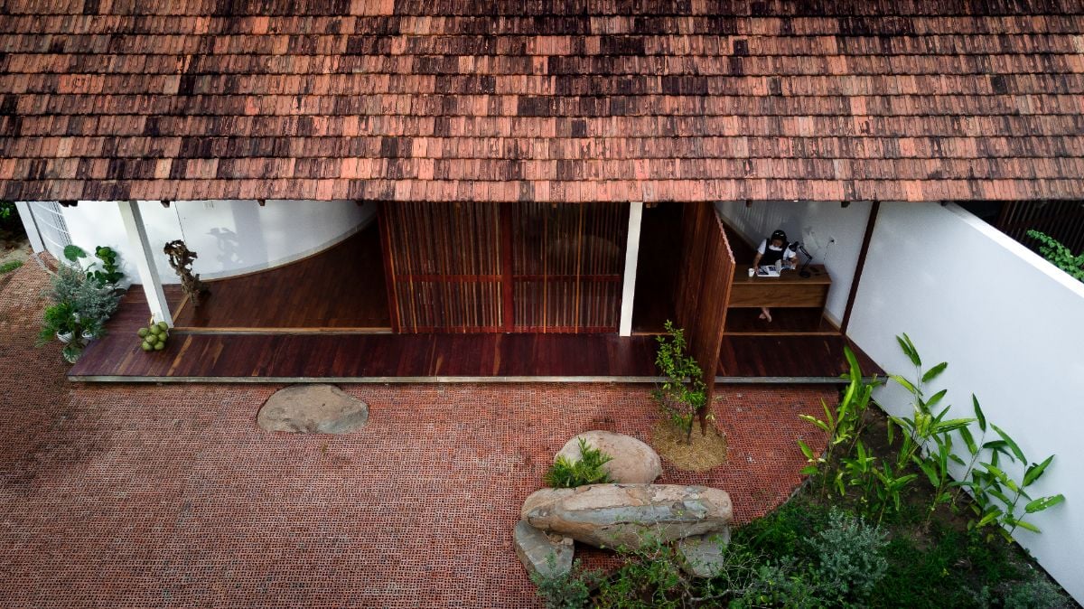 The back area of the house that connect the external and internal spaces.