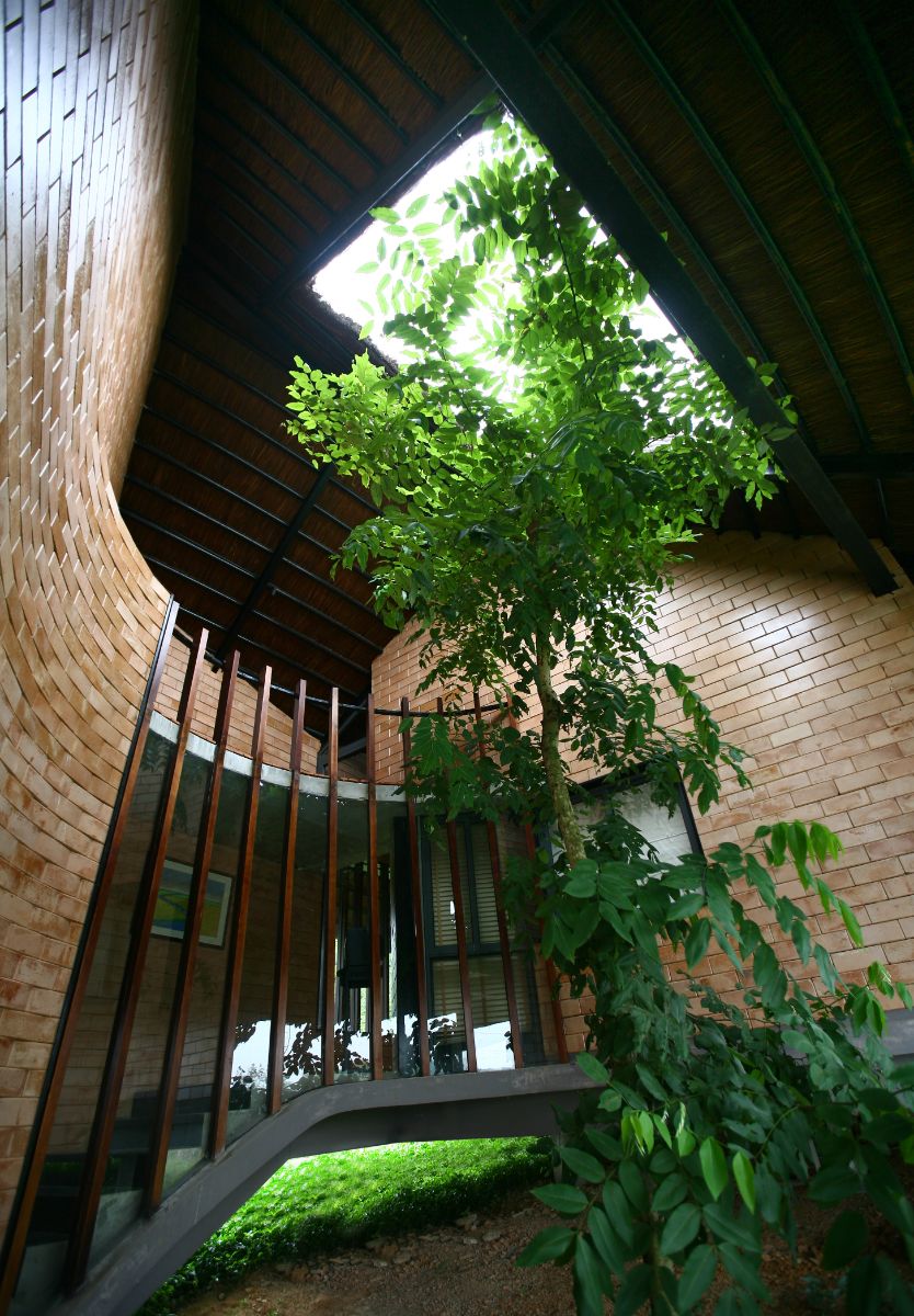 The central open space highlighted the sky lit, providing the common space with an abundance of natural light.
