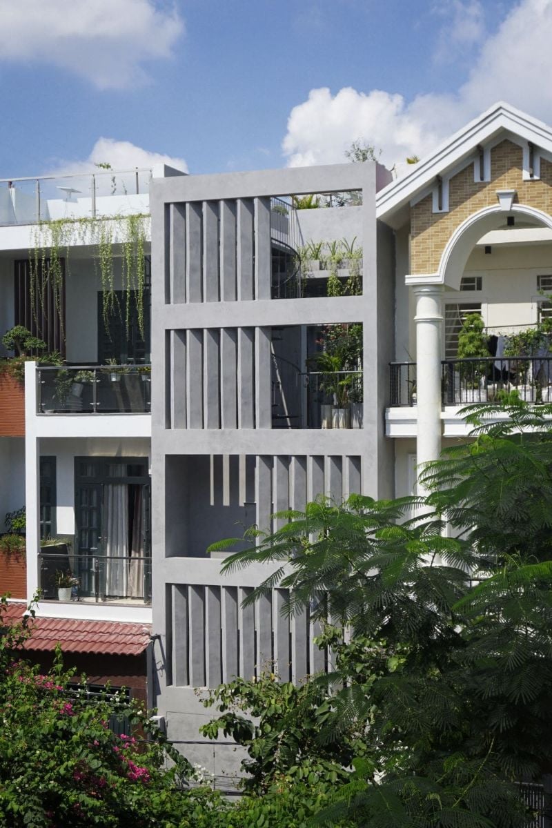 An external front view of the house features vertical and horizontal lines.