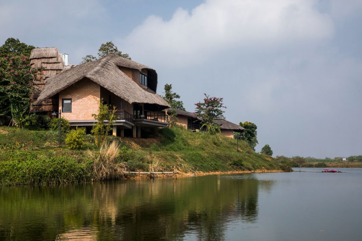 A view of the house from the lake, which is situated on a sloping surface.
