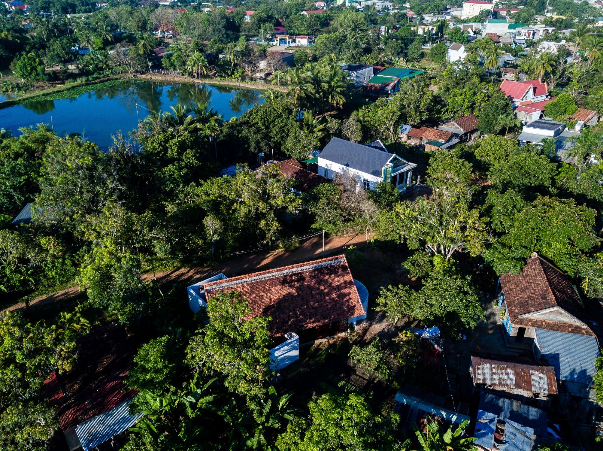 An aerial view of the whole residential area near the lake.
