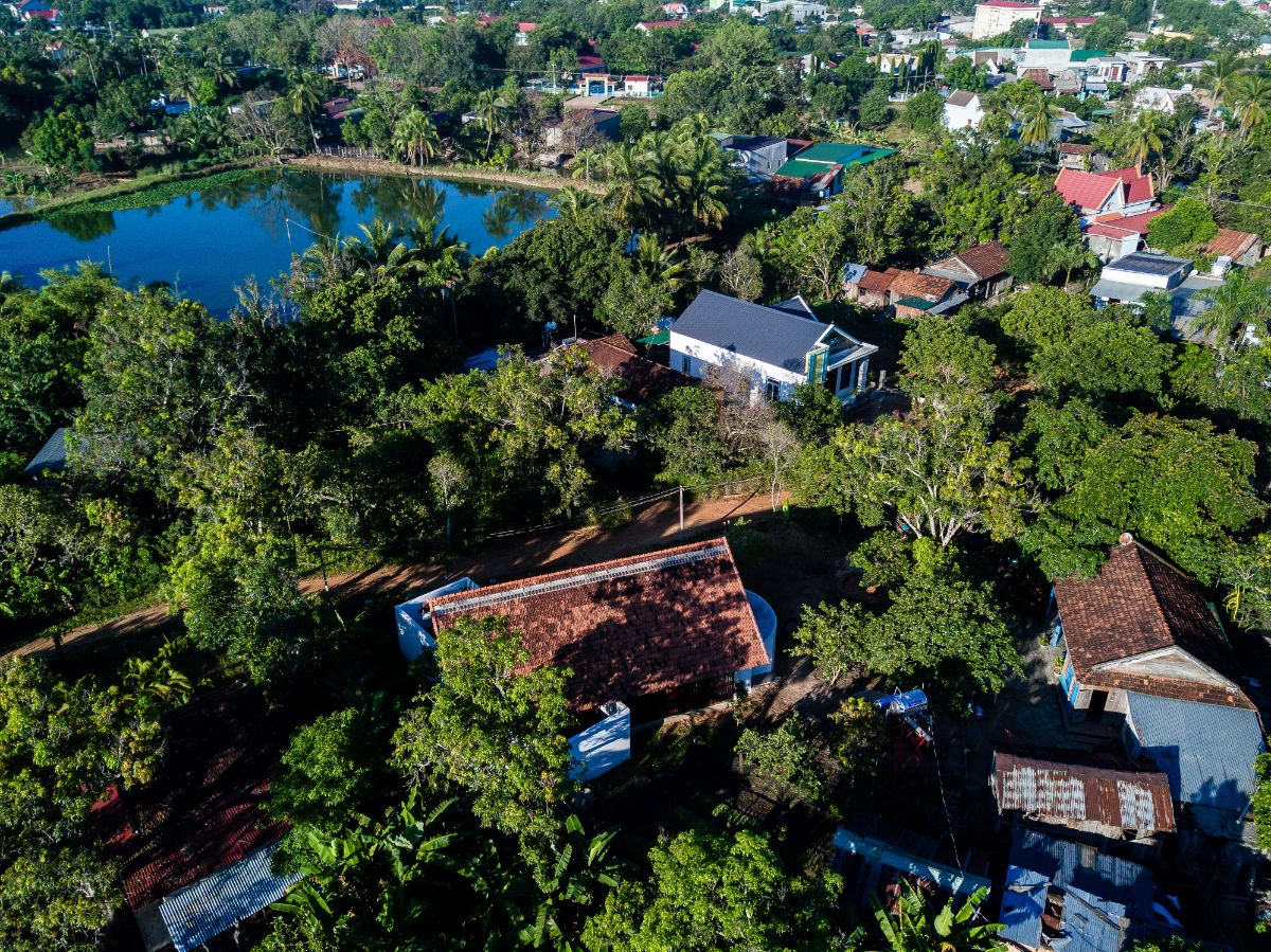 An aerial view of the whole residential area near the lake.