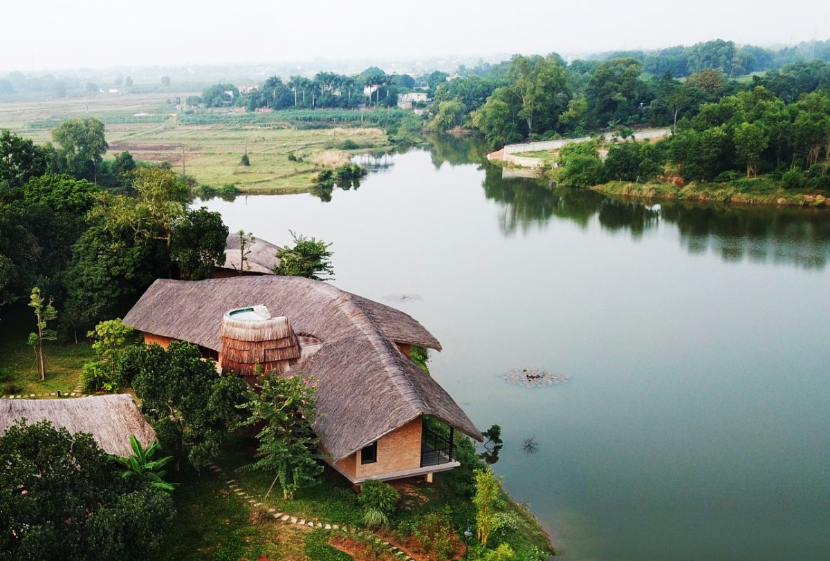 An aerial view of the house, which was built horizontally to take advantage of the lake views.