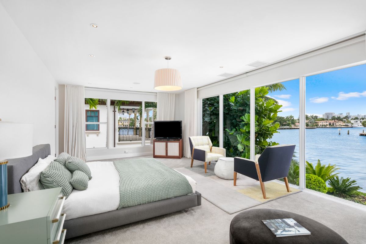 Guest room with full weight glass wall allow to full view the river.