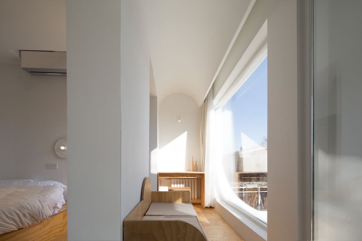 The balcony with a view of the courtyard was highlighted in the guestroom area.