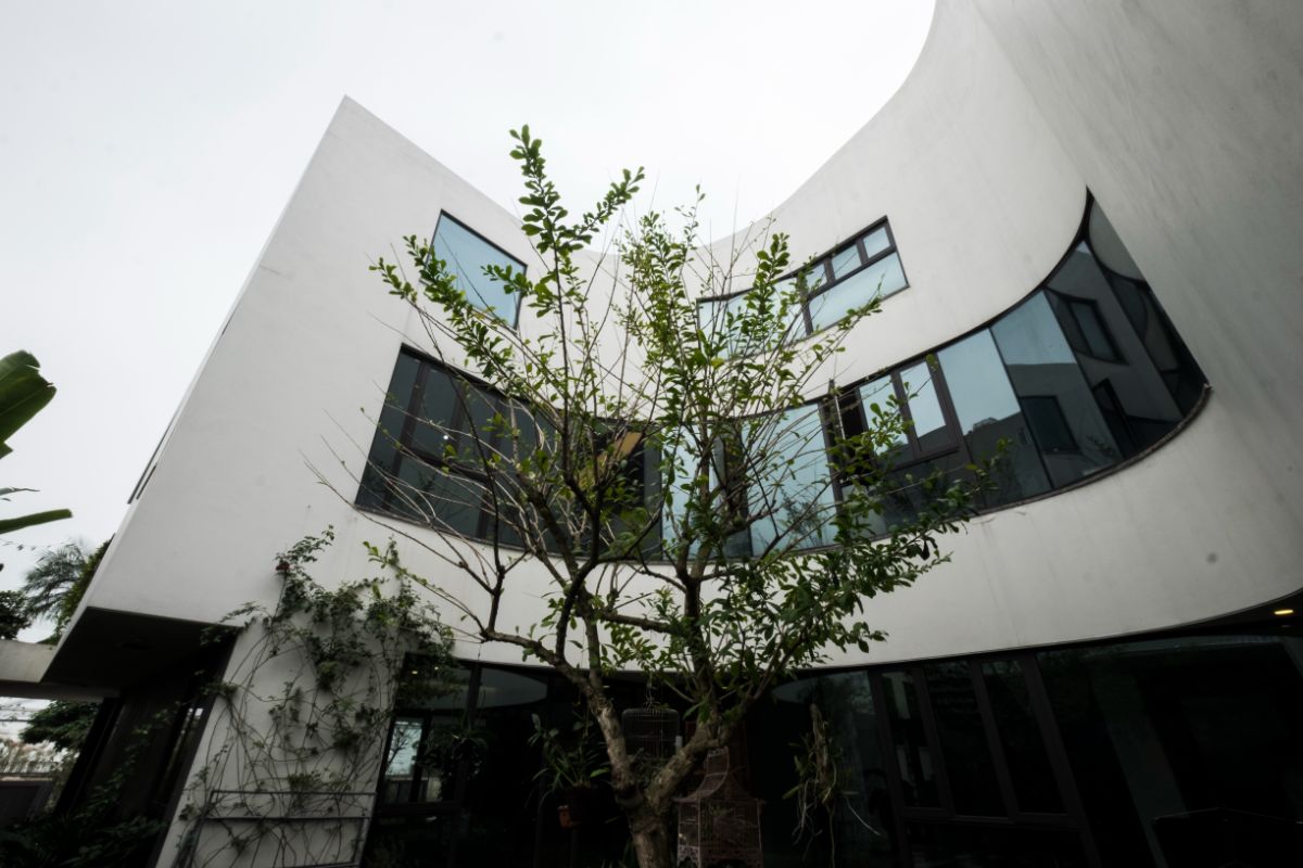 The house has a pitched roof with vegetation covering and shielding, which significantly reduces solar radiation.