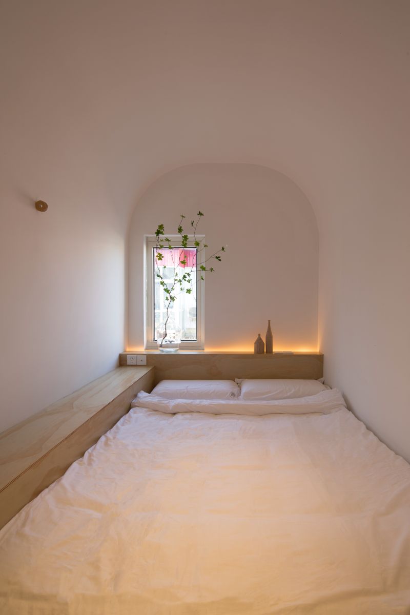 An arc guestroom with a bed that is perfectly suited to the space.