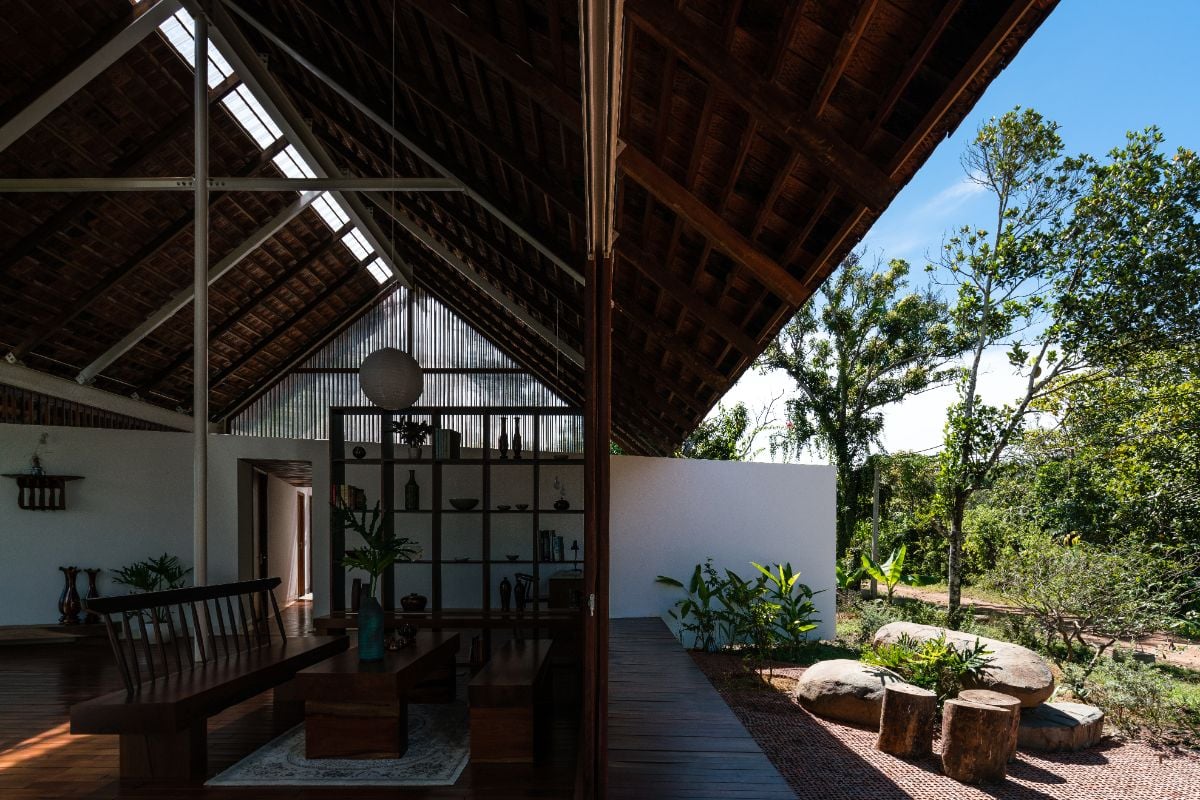 The living space that features double walls combined with the floor, the roof and the sliding doors form the common space at the center of the house.