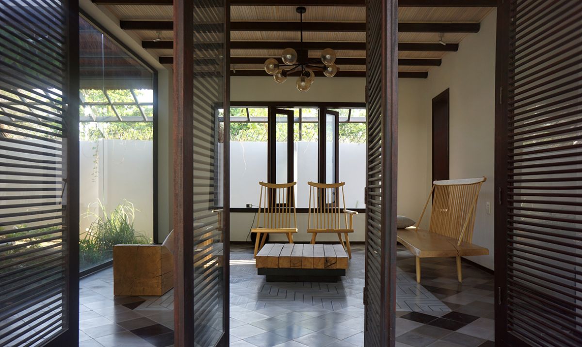 The living space features reclining doors and windows.
