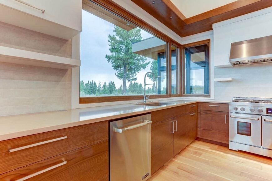 An undermount sink paired with a gooseneck faucet completes the kitchen.