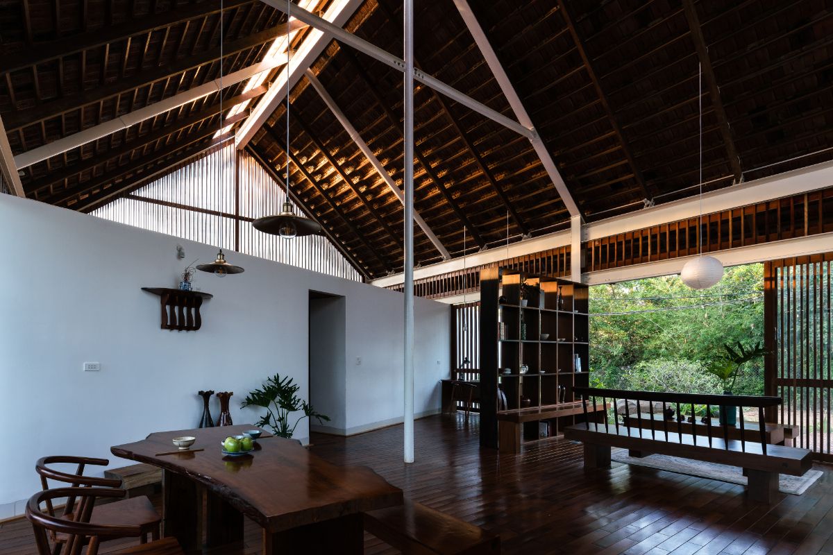 The double walls combined with the floor, the roof and the sliding doors form the common space at the center of the house.