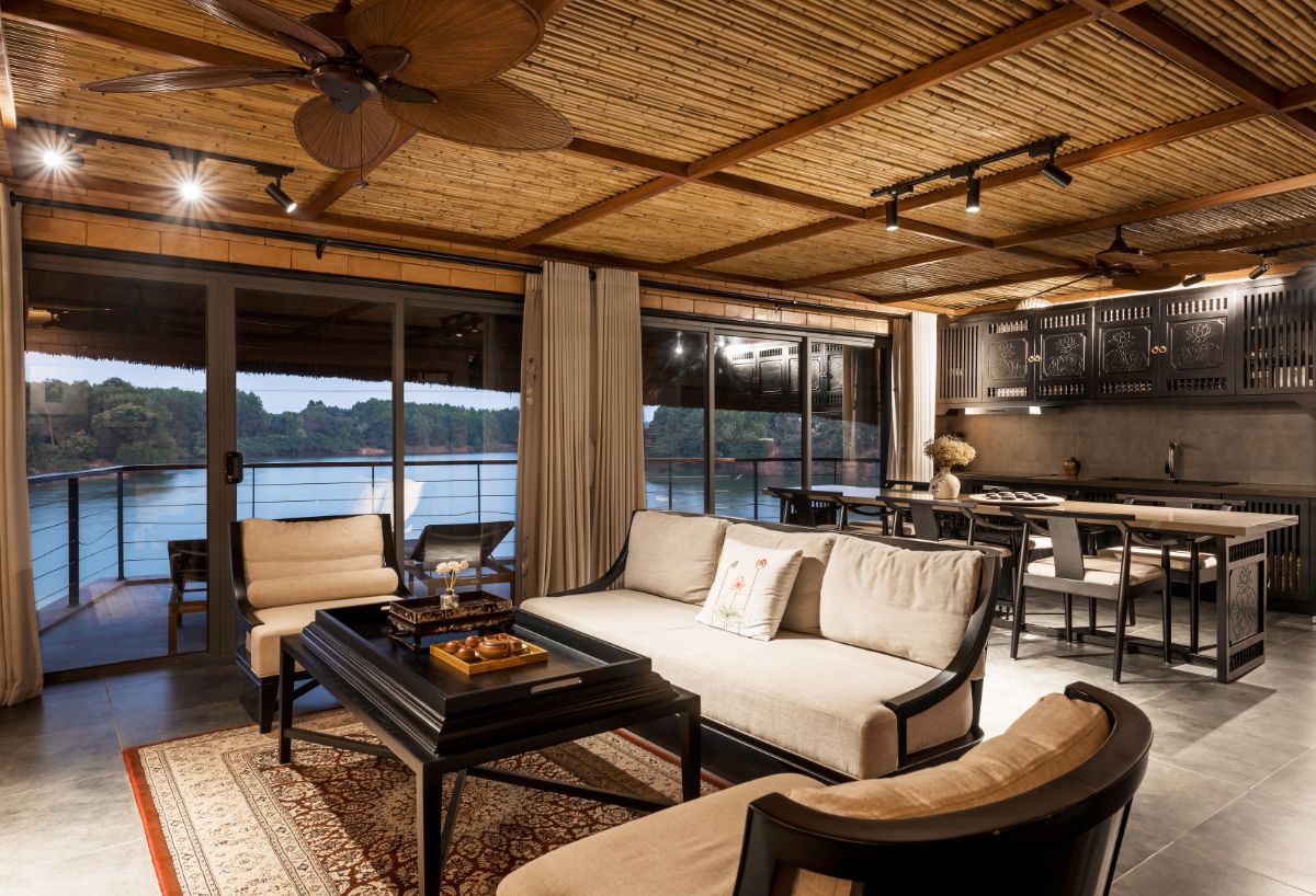 The common area, which is connected to the kitchen and has a direct view of the lake.