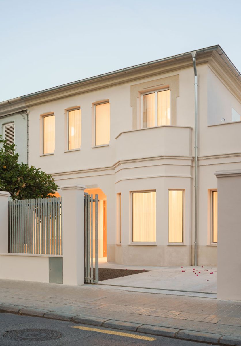 Stone, wood and glass are enough to approach this important exercise of simplicity and complexity house.