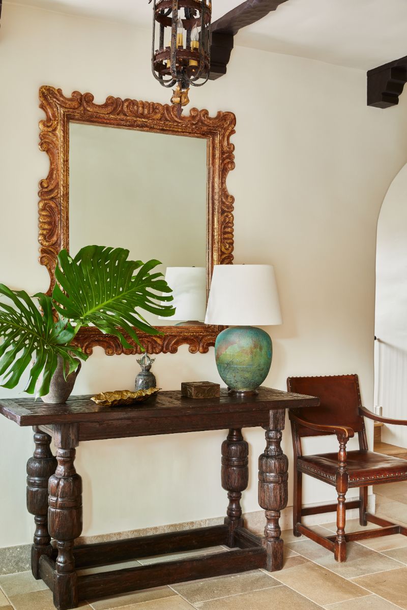 The contemporary-styled receiving area with classic fixtures. Image courtesy of Toptenrealestatedeals.com