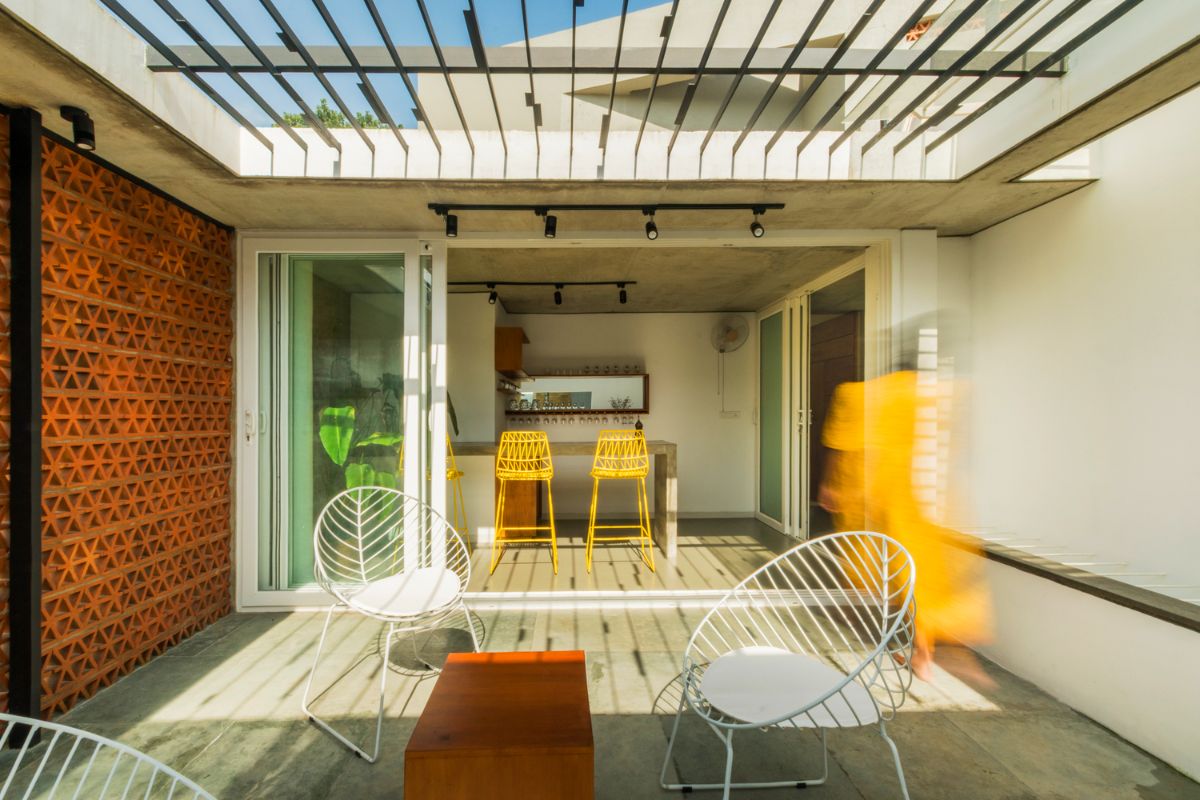 The bar sitting area with a living space in semi-ope roof design.