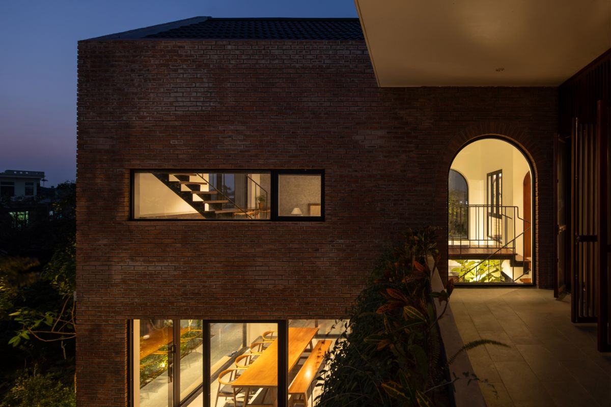 The auxiliary function axis that consist of the dining, kitchen, and toilet area in red bricks wall.