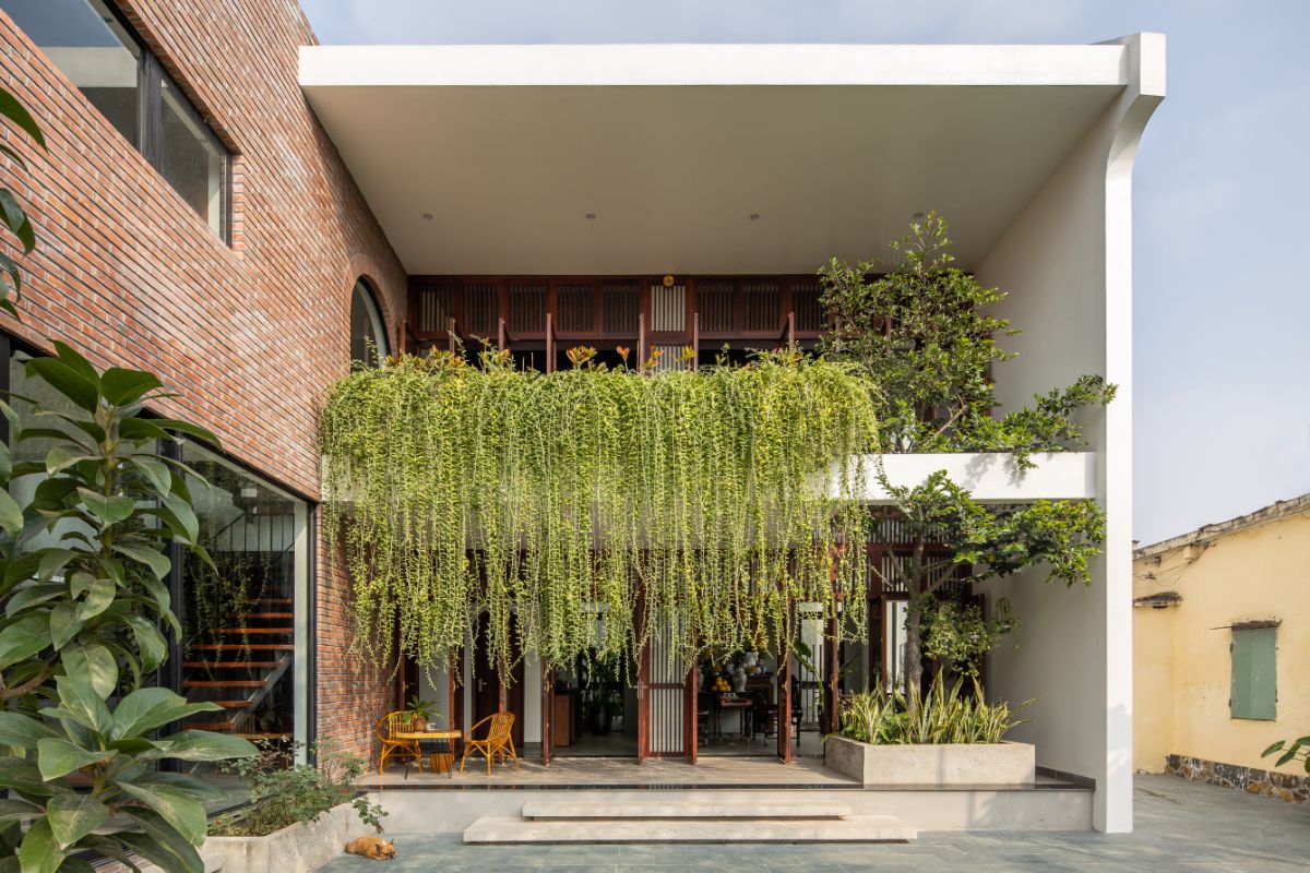 The side facade of the house that views the main entrance highlighted the hanging ornamental plants.