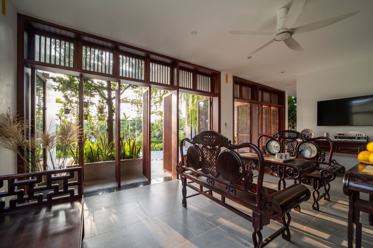 The living area that highlight a natural ventilation and lighting from the vertical rails doors.