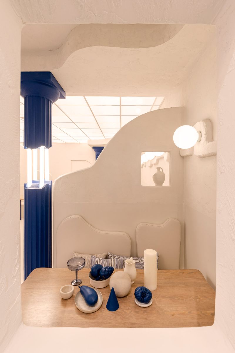 The blue-painted column with cutting-edge 3D printing technology and coloured electric blue.
