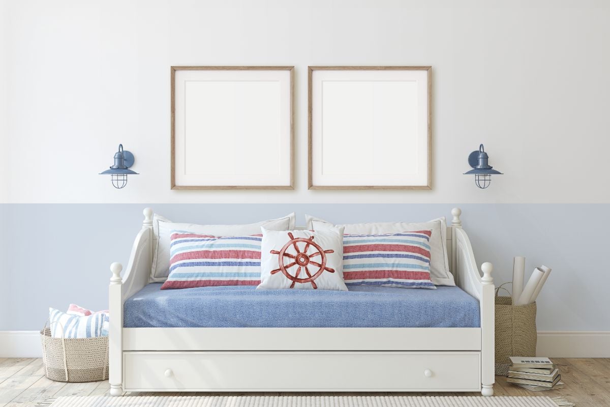 A daybed with 2 empty frames.