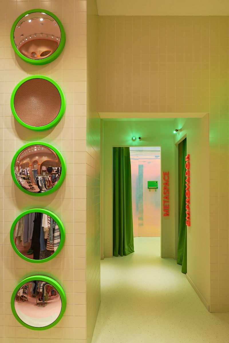 The fitting rooms incorporate a metaverse world, with an optical effect.