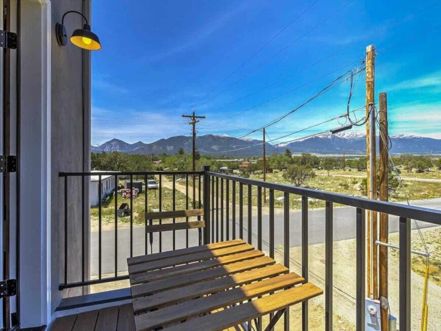 The balcony with an outdoor dining set features stunning mountain views.
