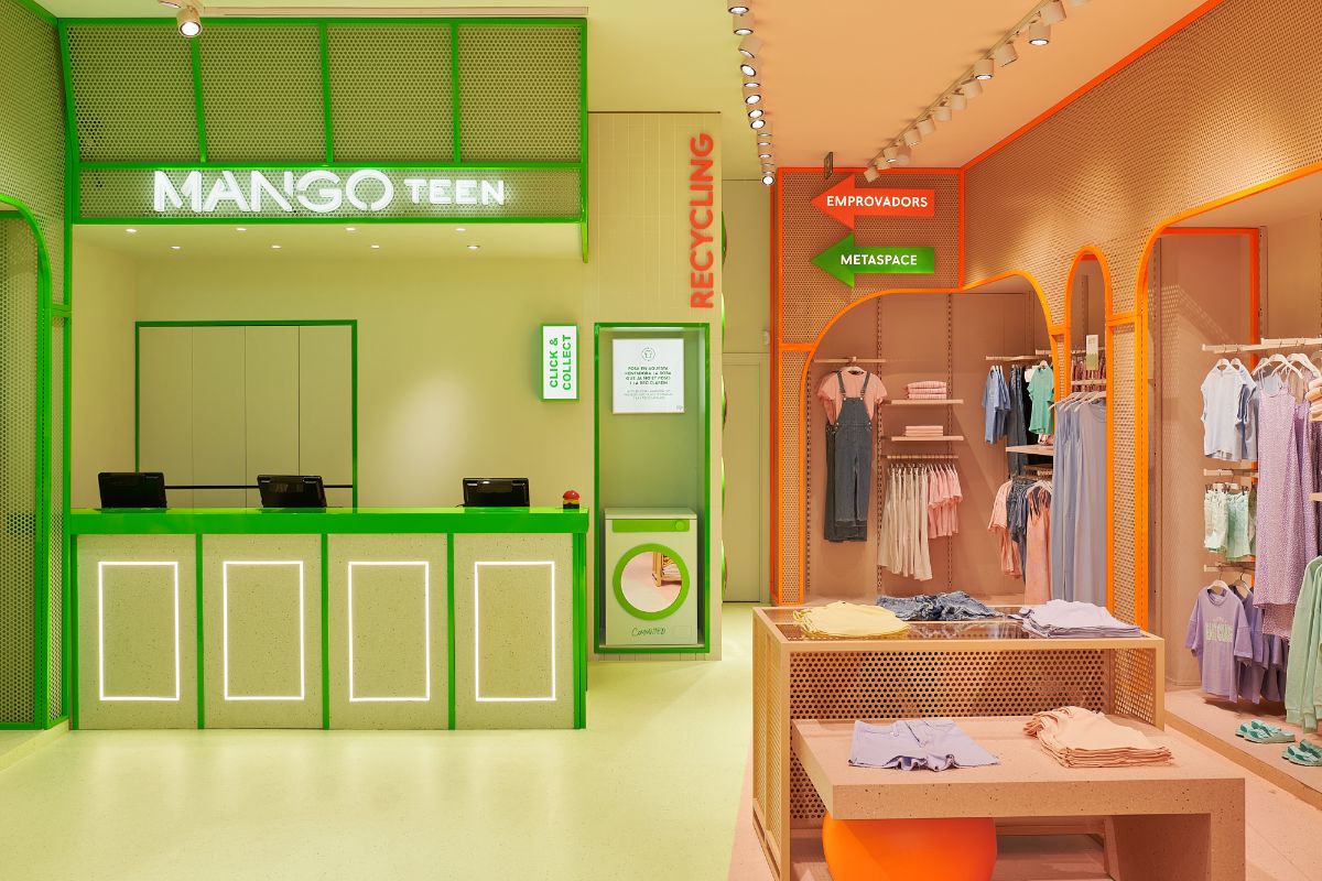 The hotel reception will be the place to pay and pick up your shop-ping goods.