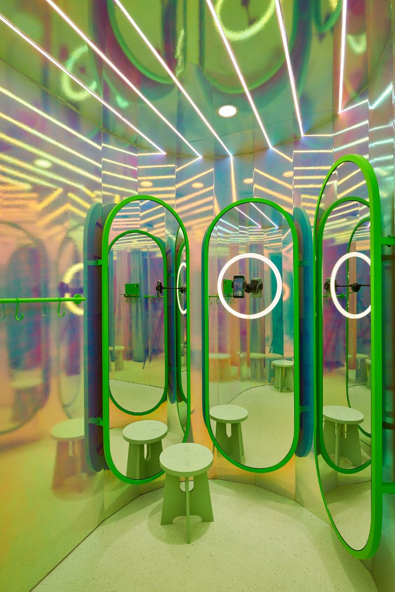 The fitting rooms incorporate a metaverse world, with an optical effect.