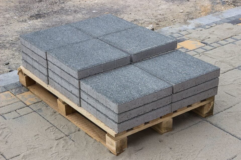 How Much Does a Pallet of Pavers Weigh? How Many Pavers in a Pallet?