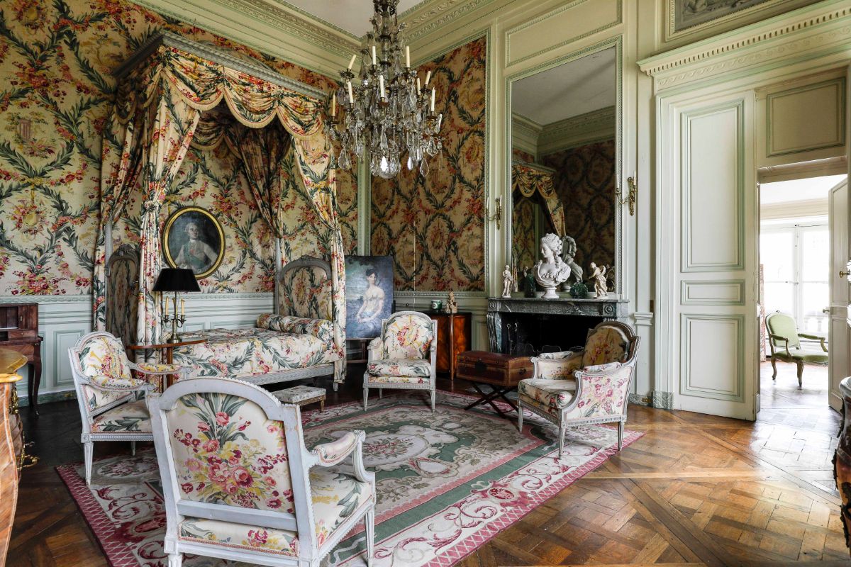 The house includes original furnishing, paintings, sculptures and handcrafted objects. Image courtesy of Toptenrealestatedeals.com