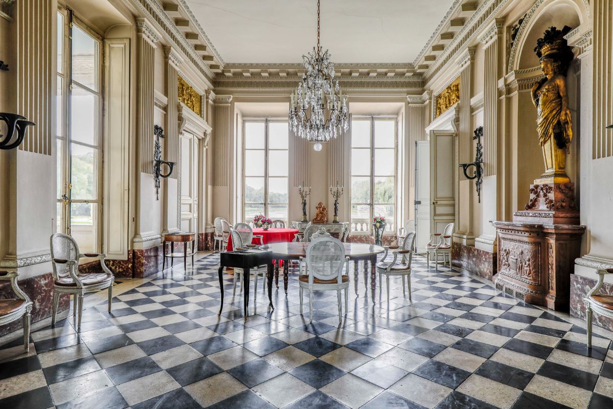 The residence embodies the original ornate style of regency architecture. Image courtesy of Toptenrealestatedeals.com