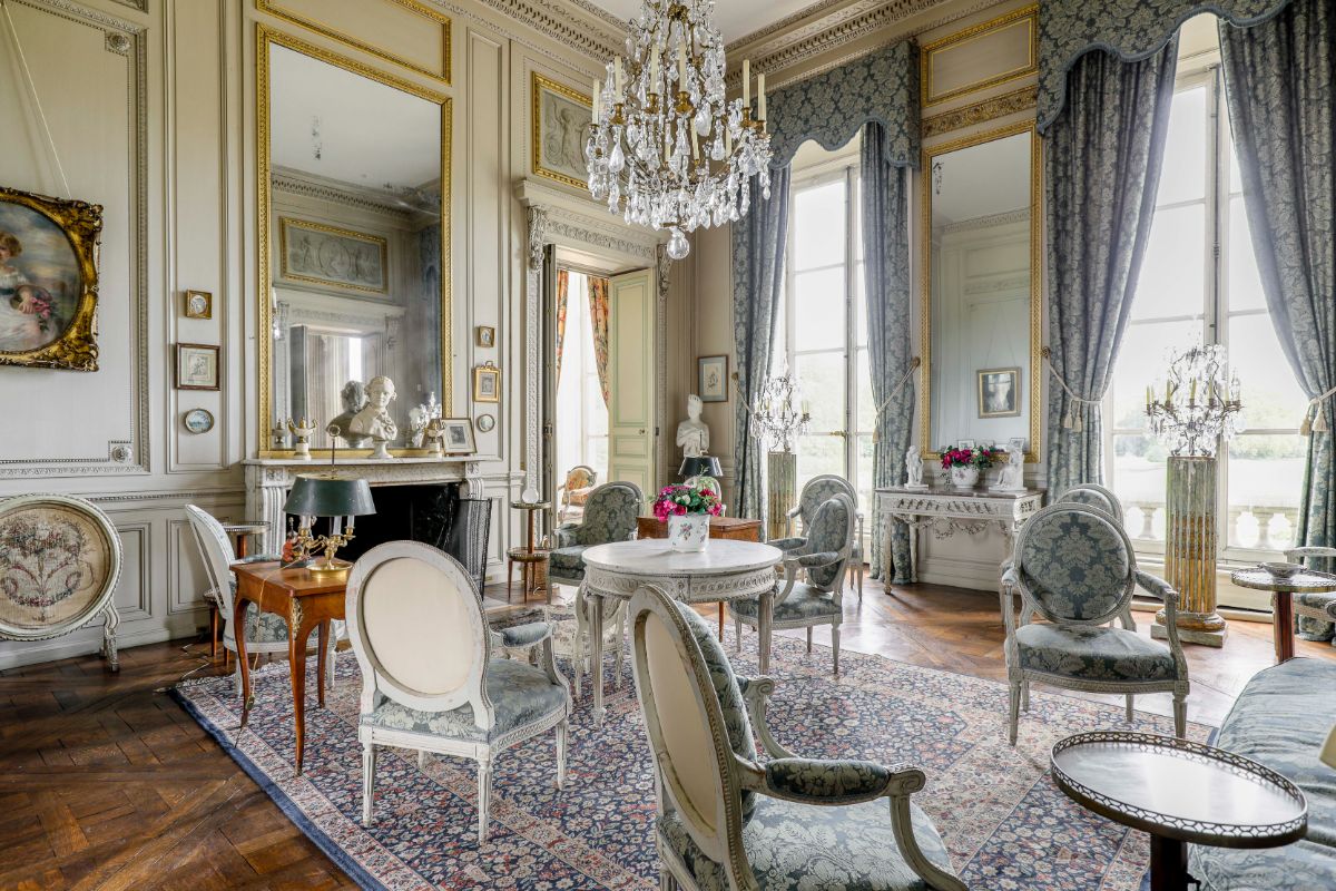The estate features dozens of room, each uniquely designed. Image courtesy of Toptenrealestatedeals.com