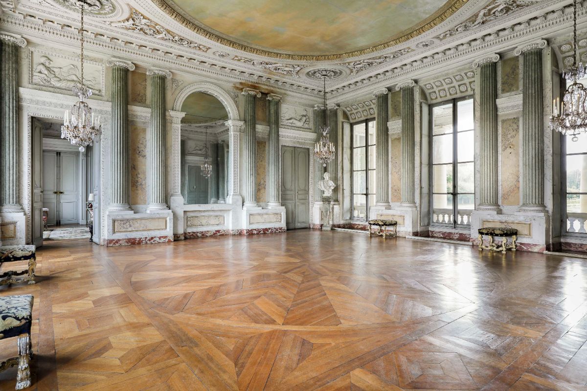Original period details adorned the spacious room. Image courtesy of Toptenrealestatedeals.com