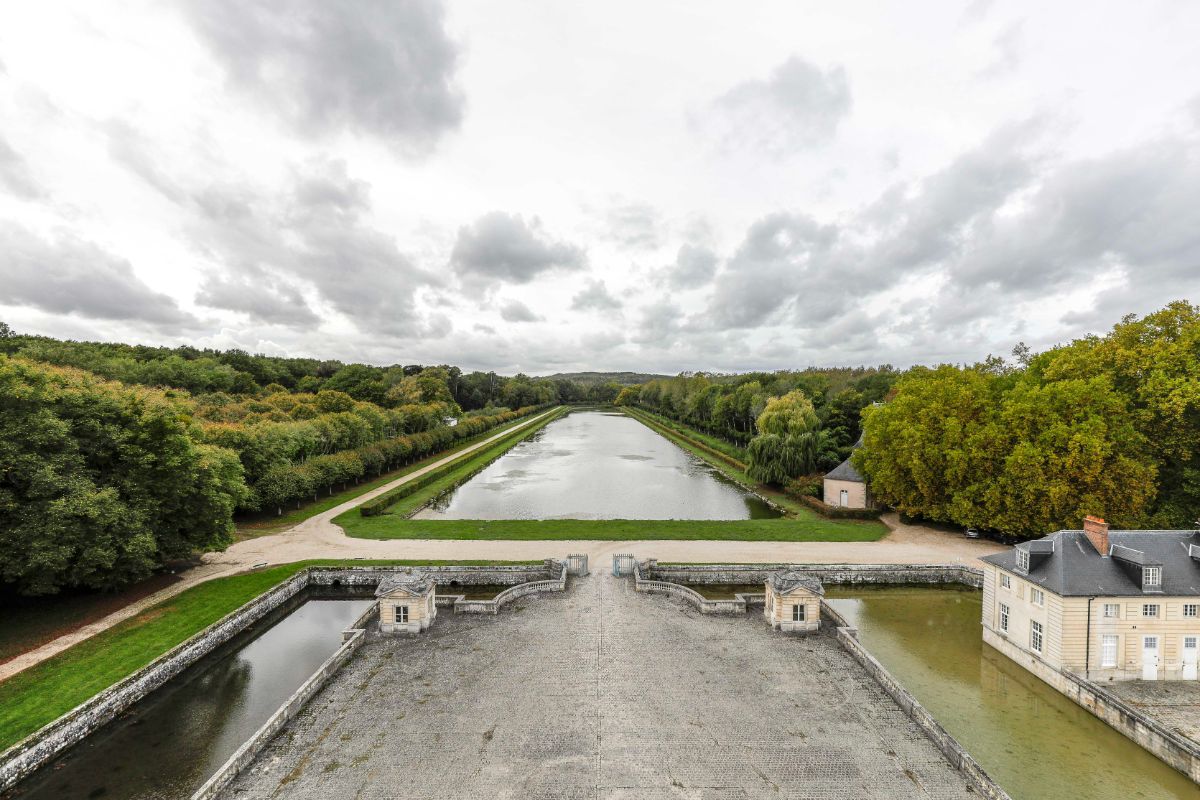 The property surrounded in all sides by water and rolling farmland. Image courtesy of Toptenrealestatedeals.com