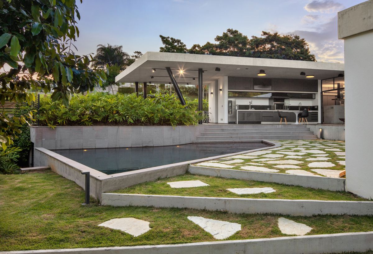 Its environments are distributed around a patio, allowing people to meet and socialize freely.