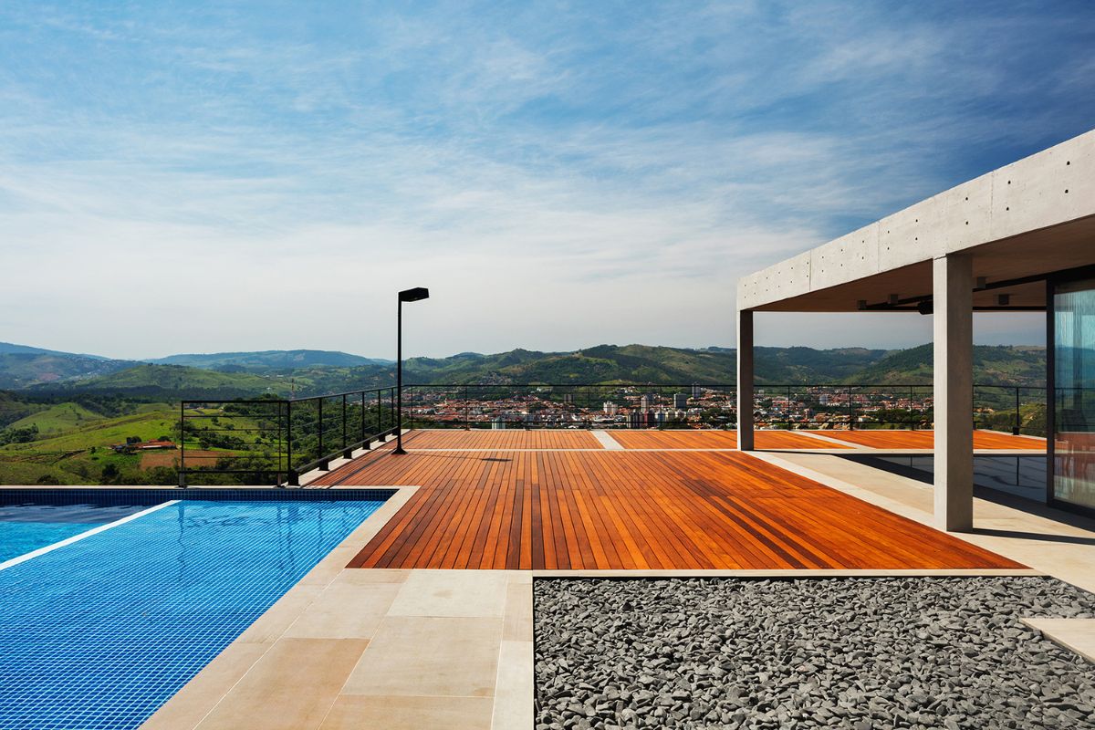 The pool area with the privileged view of the city.