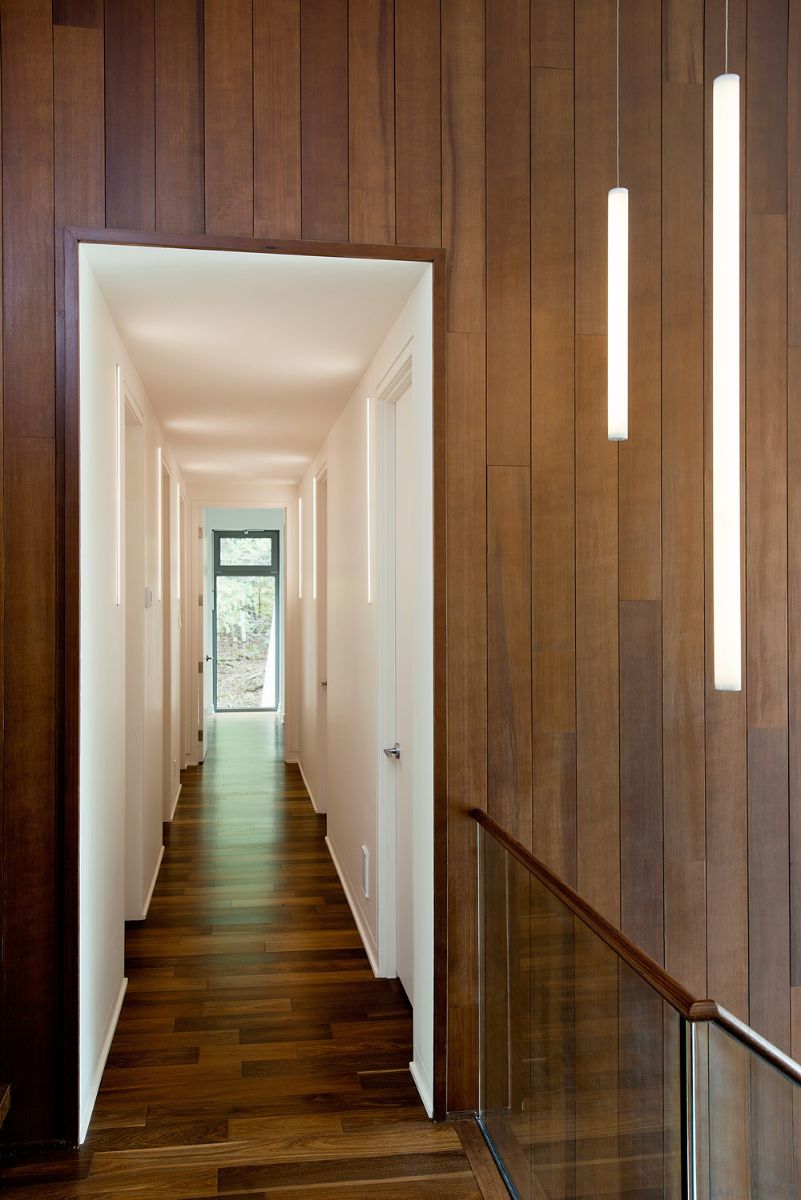 The narrow corridor with glass door at the edge.