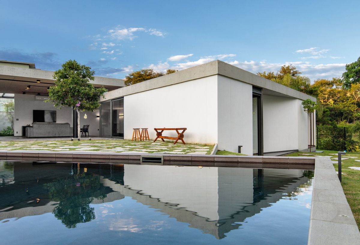 Its environments are distributed around a patio, allowing people to meet and socialize freely.