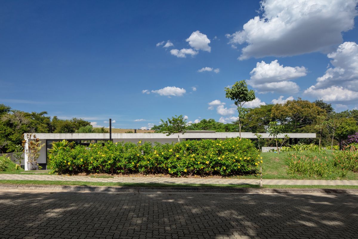 Its environments are distributed around a patio, allowing people to meet and socialize freely.