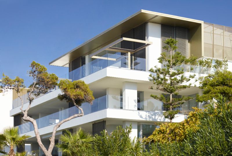 The side facade design emphasises the play of horizontal and vertical planes.