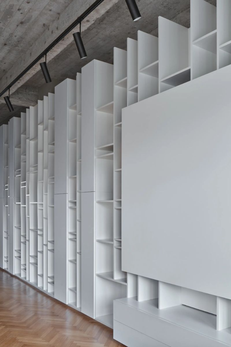 The large and long library, passing through the entire width of the layout.