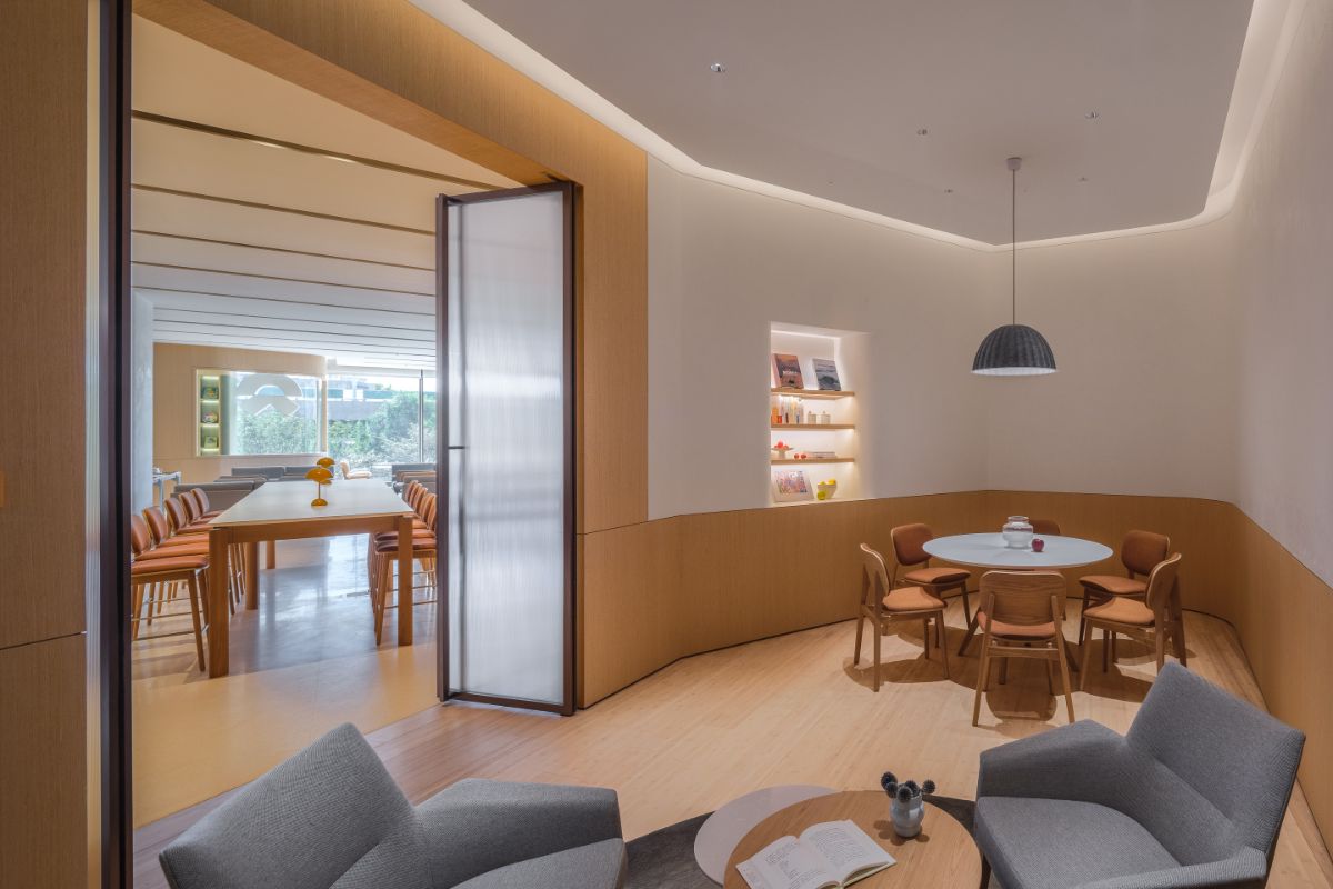 The dining area with round table.