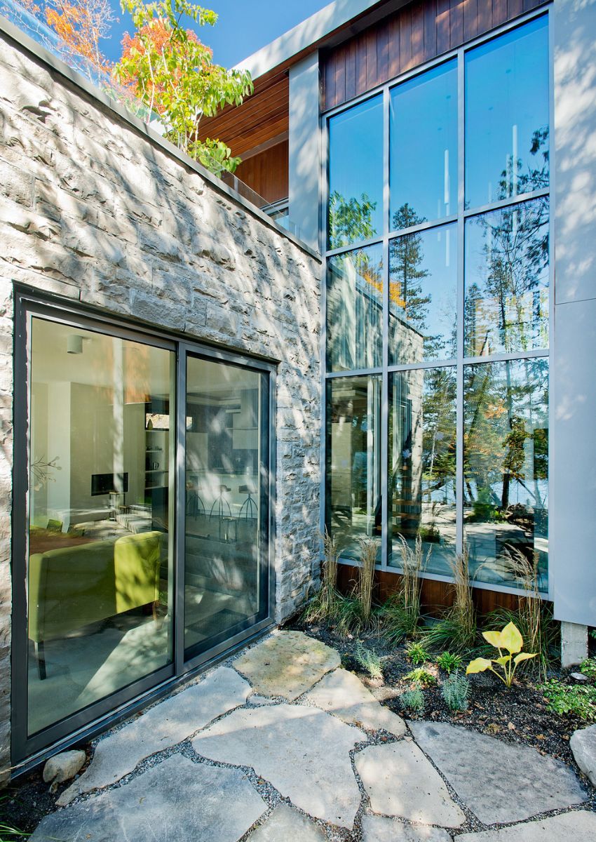 A view of the living room from outside that highlight the curtain wall.