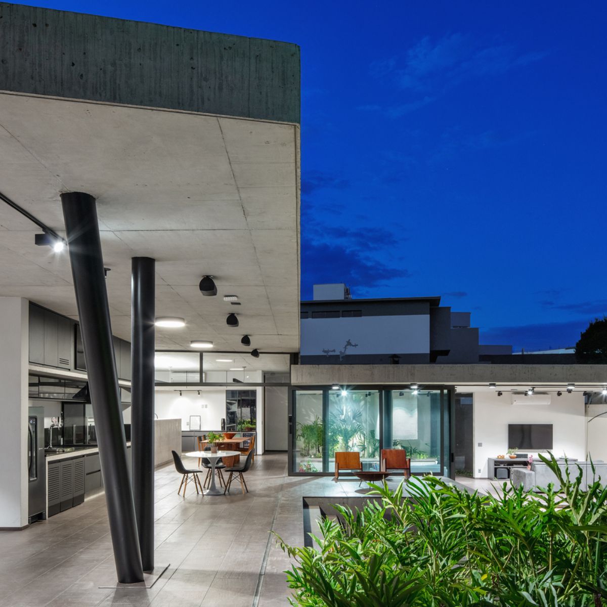Its environments are distributed around a patio, allowing people to meet and socialize freely.