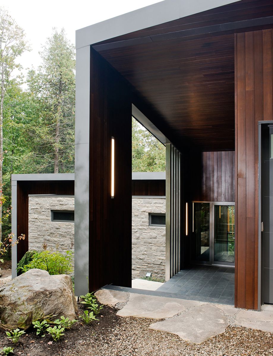 The entrance to the chalet is located on the superior level .