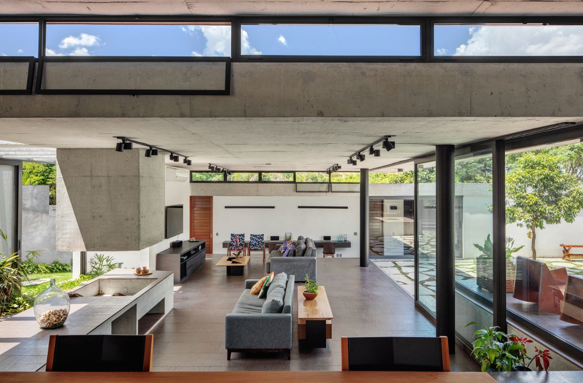 The one-story house held the entire program within a three level implantation.