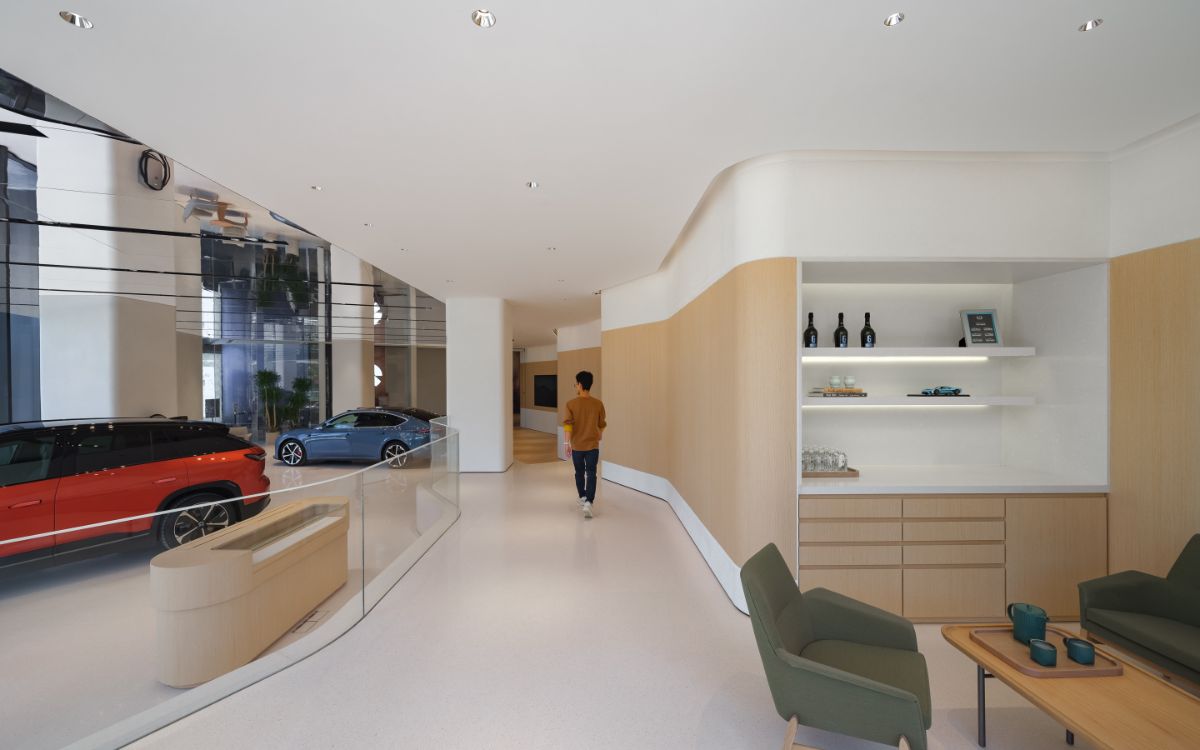 The lounge area with mini bar near the car show room.