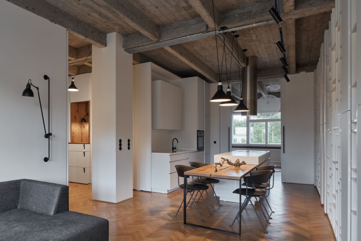 The dining room and kitchen that exposed the crafted concrete girder ceiling structure.