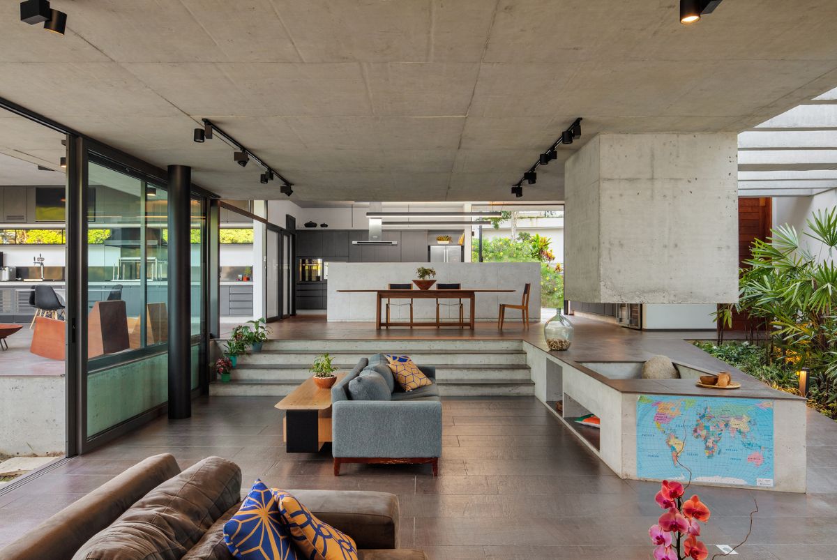 The one-story house held the entire program within a three level implantation.