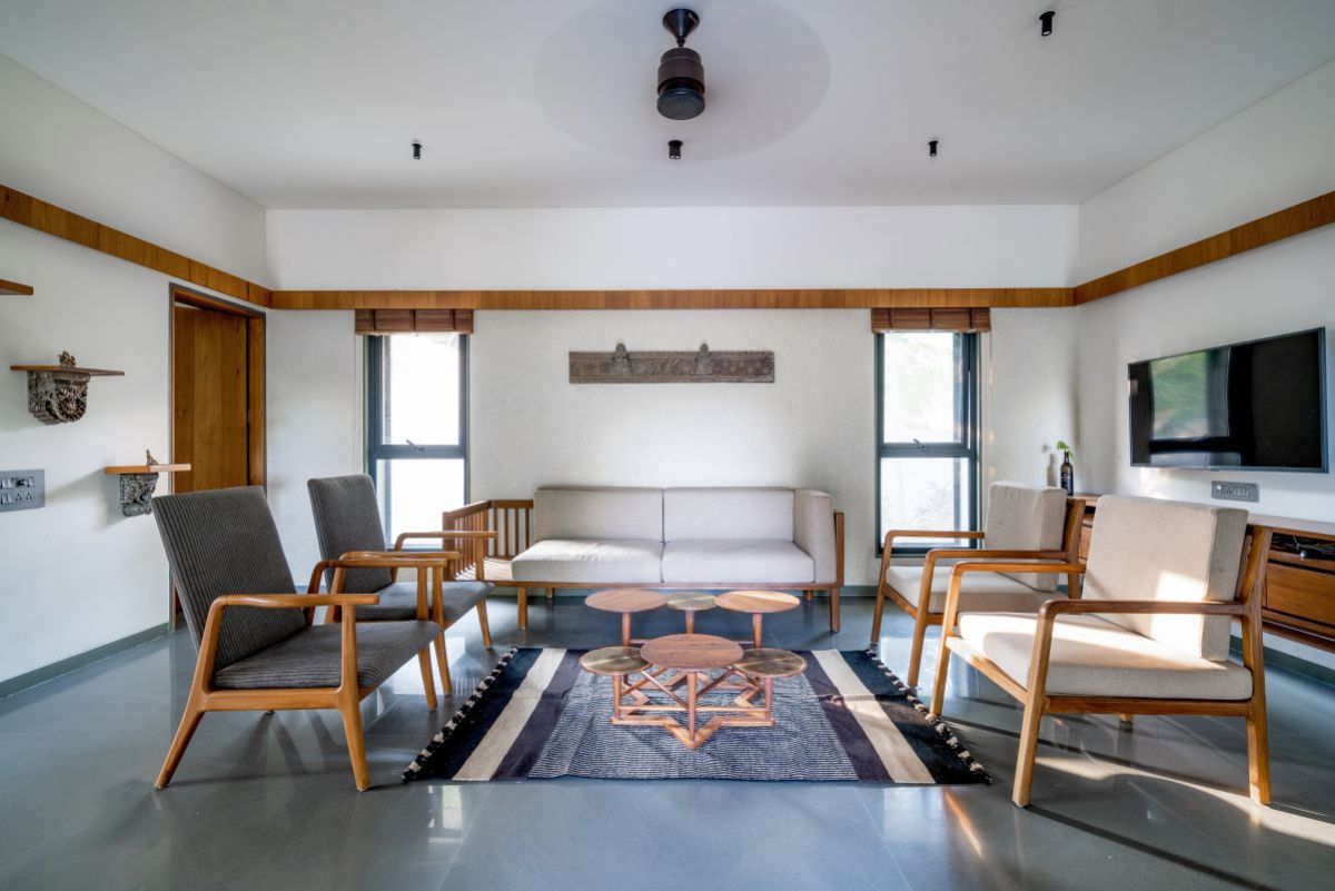 The house has one living room with attached powder toilet.